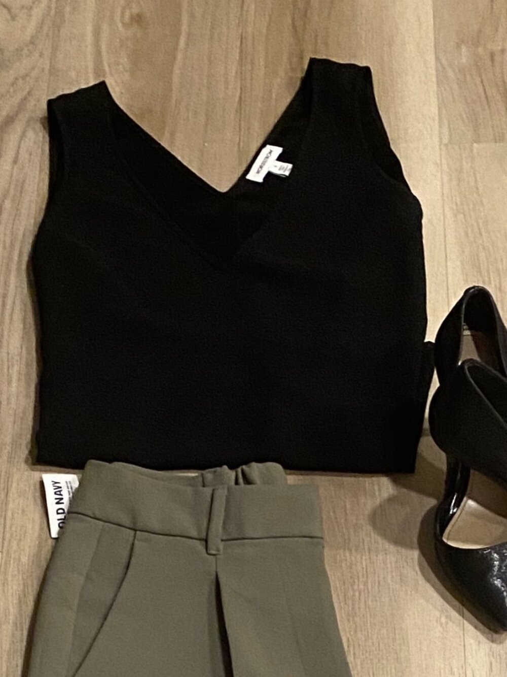 Nordstrom Sleeveless V Neck Blouse Black Size S Minimalist Workwear Tank Top - Picture 3 of 7